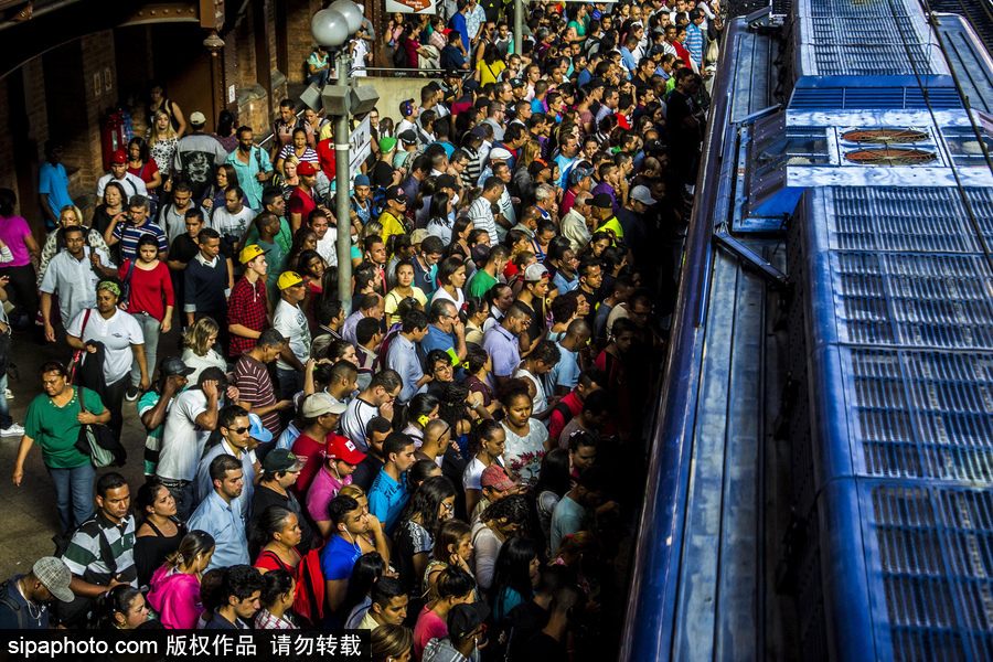 巴西圣保羅民眾乘車現場超擁擠 堪比北京早晚高峰