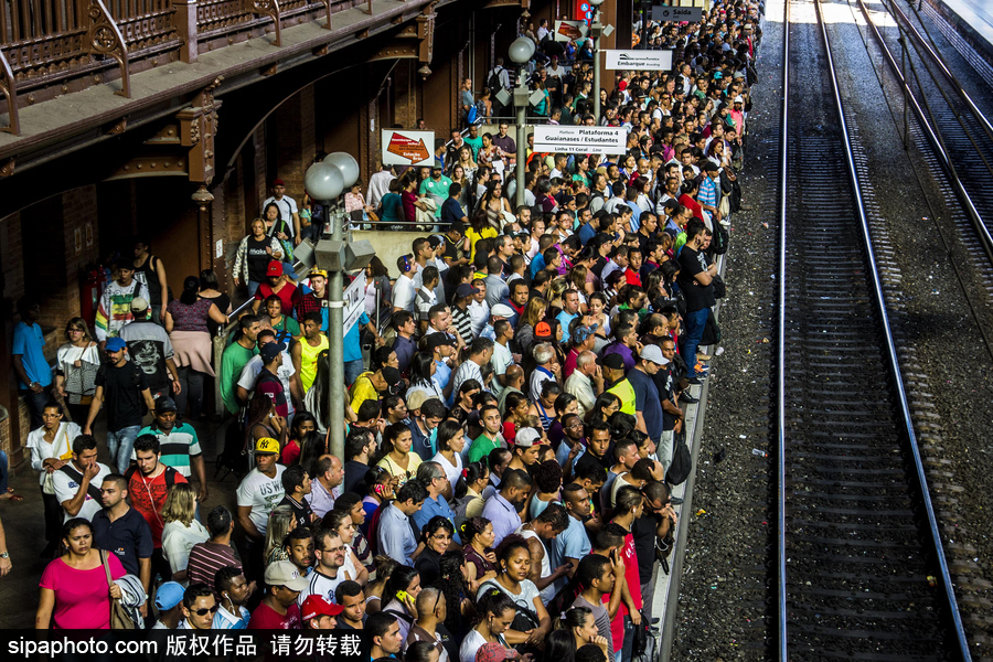 巴西圣保羅民眾乘車現場超擁擠 堪比北京早晚高峰