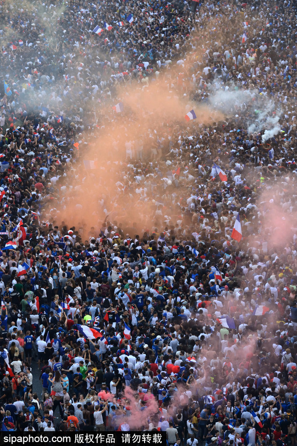 法國奪得世界杯冠軍 俯瞰巴黎香榭麗舍大道擠滿球迷熱烈壯觀