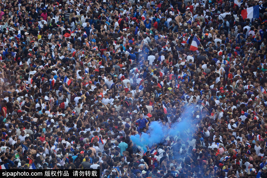 法國(guó)奪得世界杯冠軍 俯瞰巴黎香榭麗舍大道擠滿球迷熱烈壯觀