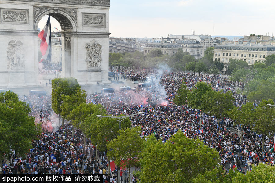 法國奪得世界杯冠軍 俯瞰巴黎香榭麗舍大道擠滿球迷熱烈壯觀