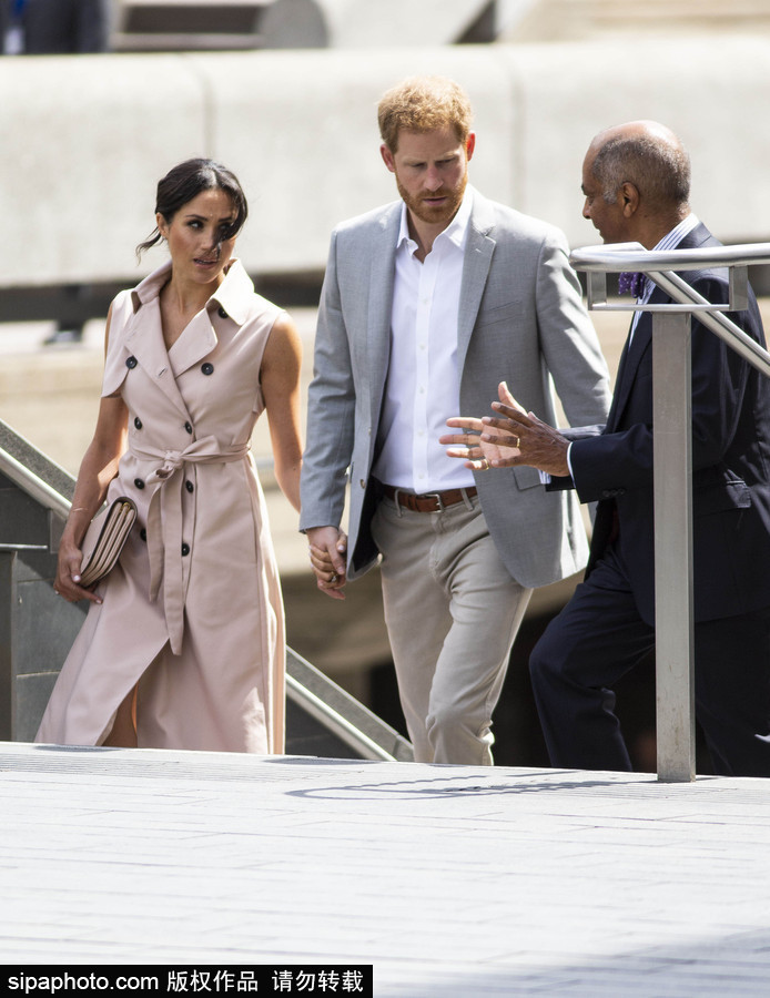 英國哈里王子夫婦亮相 梅根王妃身著無袖風(fēng)衣知性干練