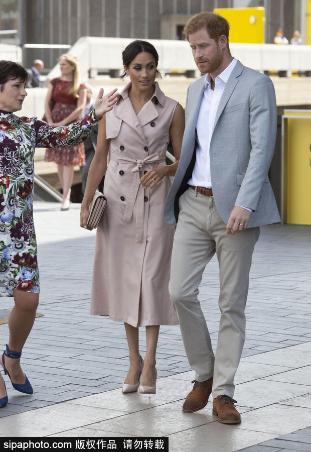 英國哈里王子夫婦亮相 梅根王妃身著無袖風(fēng)衣知性干練