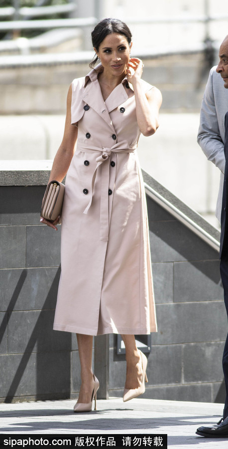 英國哈里王子夫婦亮相 梅根王妃身著無袖風衣知性干練
