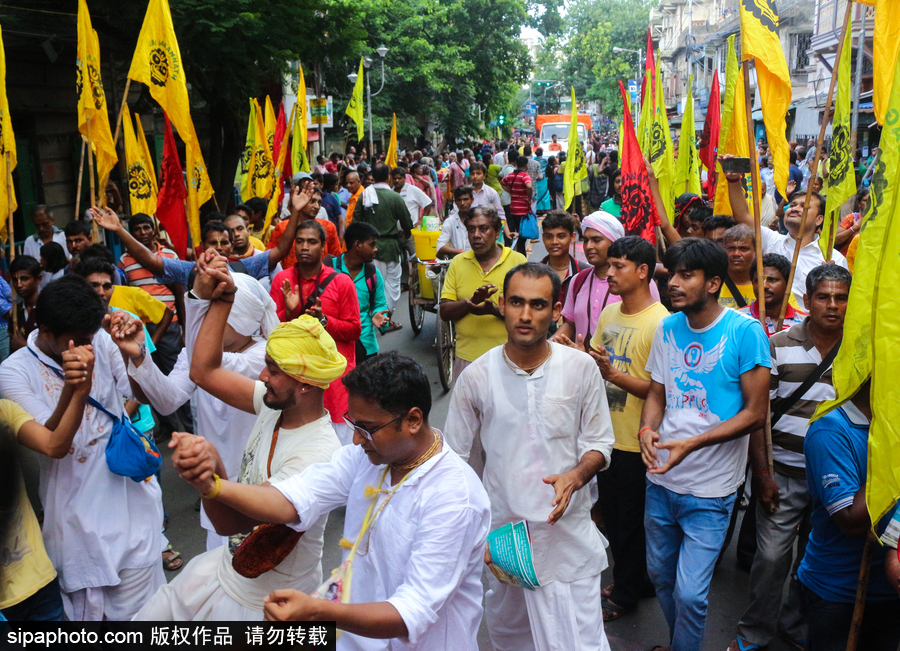 造型夸張形態各異！印度人民走上街頭慶祝扎格納特乘車節