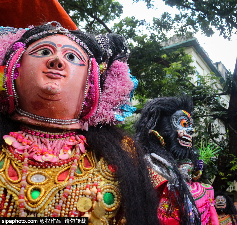 造型夸張形態(tài)各異！印度人民走上街頭慶祝扎格納特乘車節(jié)