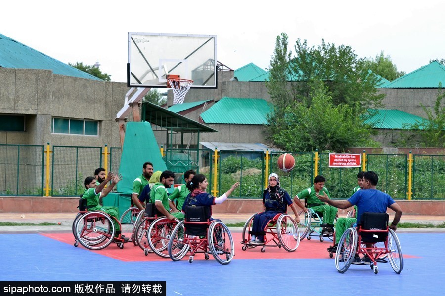 輪椅上的籃球夢 印度斯利那加殘疾人籃球夏令營