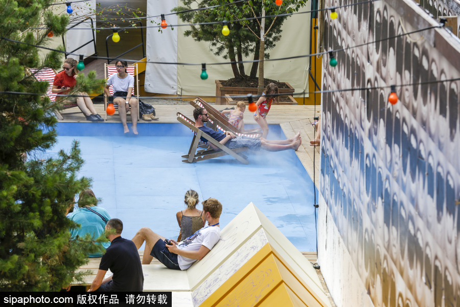 比利時(shí)布魯塞爾高溫來(lái)襲 民眾享受水氣降溫