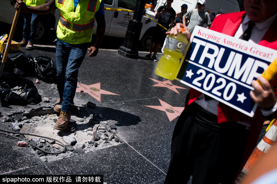 好萊塢星光大道“特朗普之星”被砸碎 民眾現(xiàn)場(chǎng)拍照合影