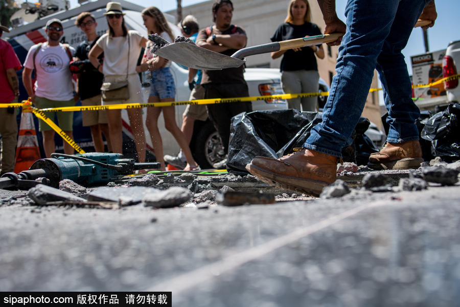 好萊塢星光大道“特朗普之星”被砸碎 民眾現(xiàn)場拍照合影