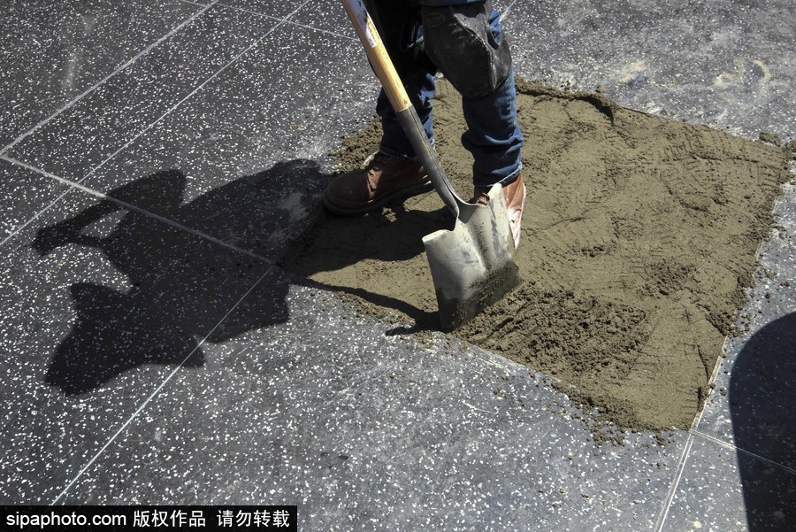 好萊塢星光大道“特朗普之星”被砸碎 民眾現(xiàn)場拍照合影