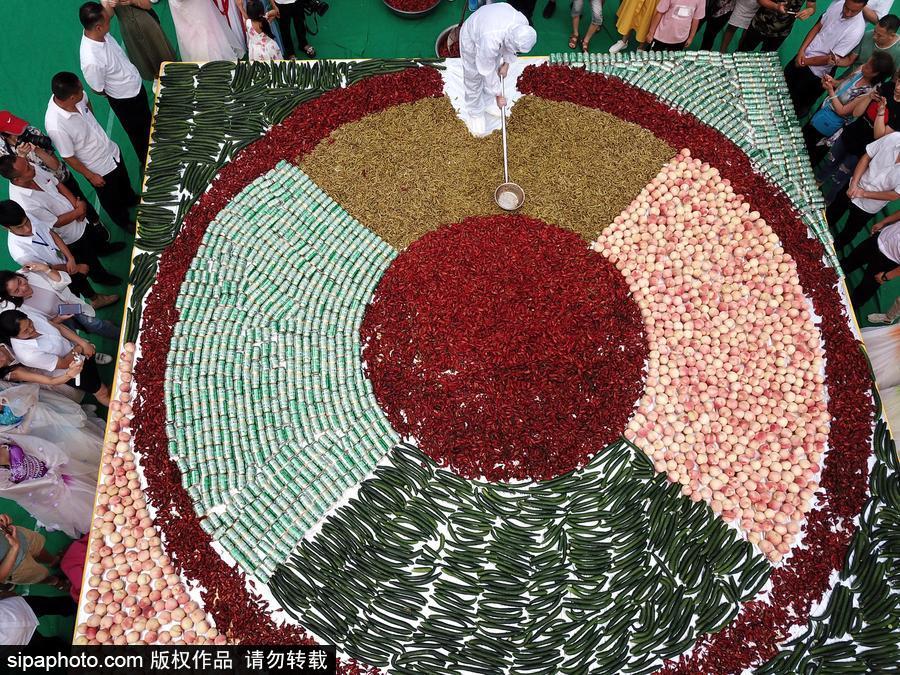 2噸重巨無霸“龍蝦啤酒拼盤”亮相 數(shù)千人分食