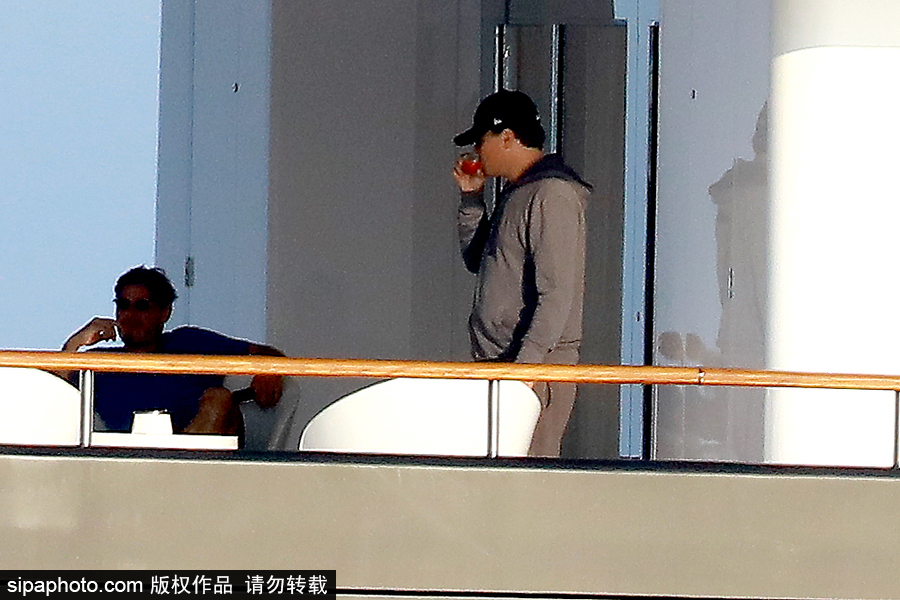 “小李子”萊昂納多與朋友海上度假 穿連帽衫戴墨鏡難掩星范