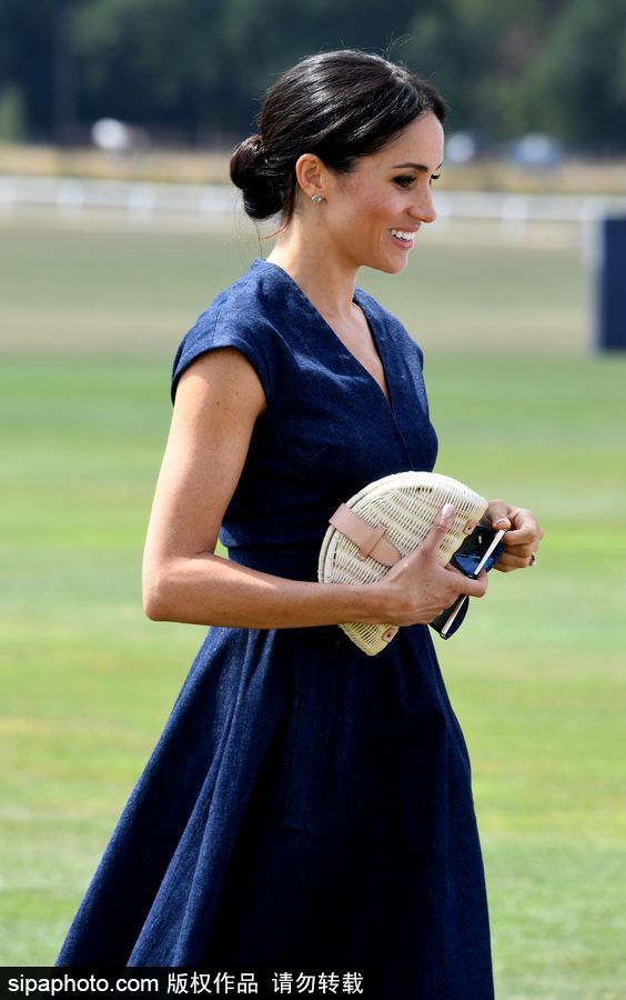 英國哈里王子攜梅根王妃出席活動 親密無間大秀恩愛