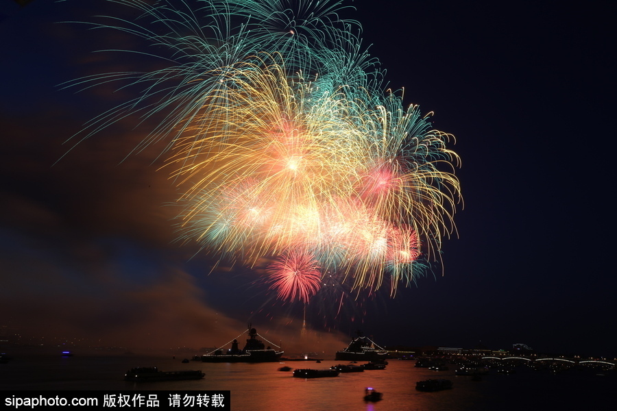 俄羅斯海軍節到來 塞瓦斯托波爾上演煙火盛宴慶祝