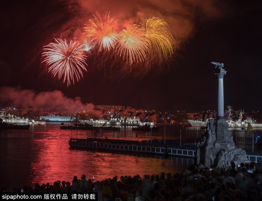 俄羅斯海軍節到來 塞瓦斯托波爾上演煙火盛宴慶祝