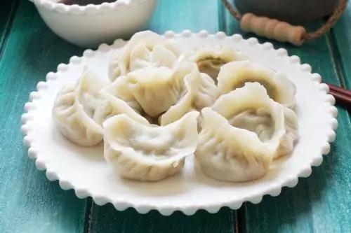 【學(xué)中文懂中國】英國小哥有點(diǎn)飄了,都敢和中國小姐姐比賽包餃子了!