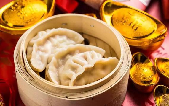 【學(xué)中文懂中國】英國小哥有點(diǎn)飄了,都敢和中國小姐姐比賽包餃子了!