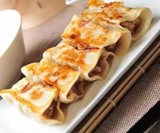 【學(xué)中文懂中國】英國小哥有點(diǎn)飄了,都敢和中國小姐姐比賽包餃子了!