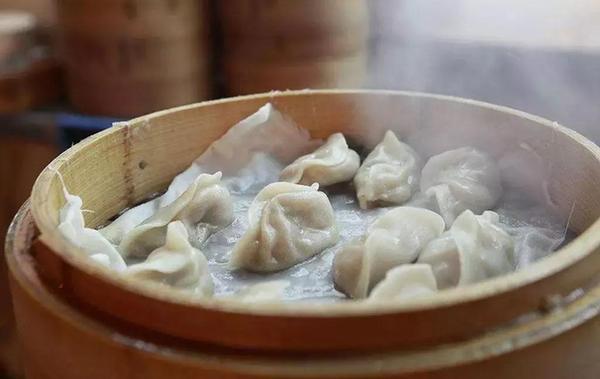 【學(xué)中文懂中國】英國小哥有點(diǎn)飄了,都敢和中國小姐姐比賽包餃子了!