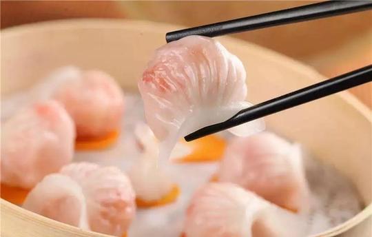 【學(xué)中文懂中國】英國小哥有點(diǎn)飄了,都敢和中國小姐姐比賽包餃子了!