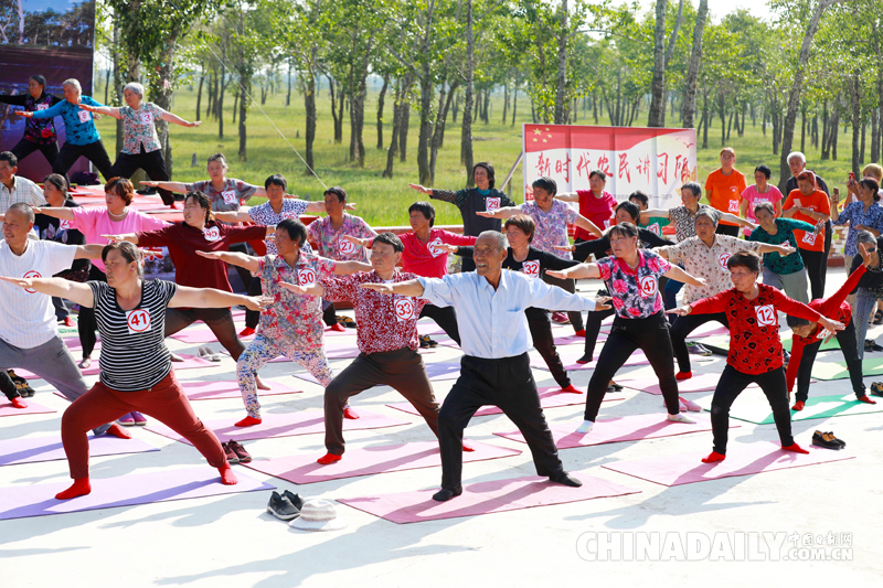 農民秀瑜伽絕技 迎全民健身日