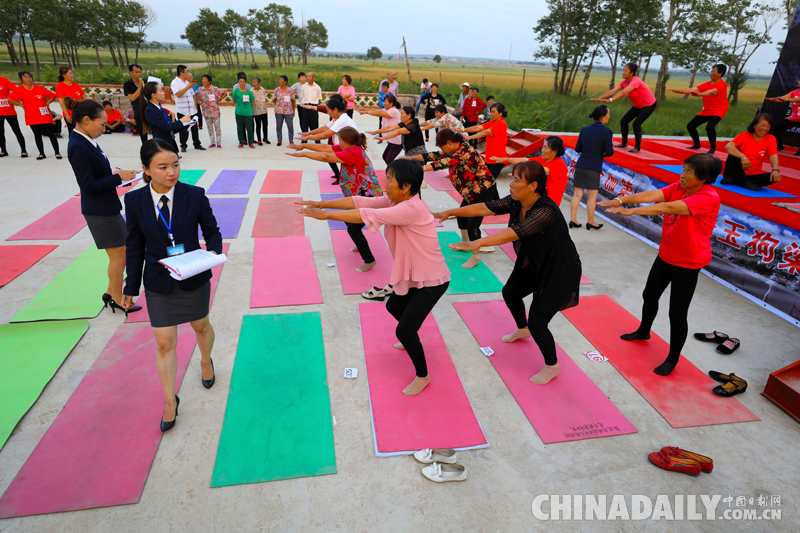 農民秀瑜伽絕技 迎全民健身日