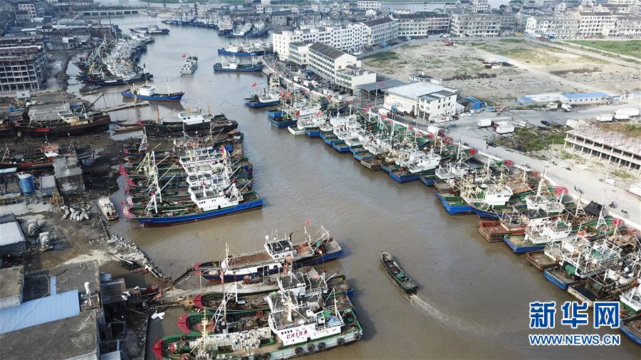 臺風(fēng)來襲 船只歸港