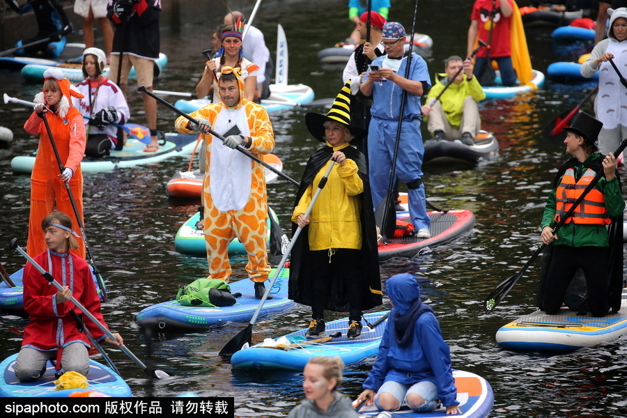 圣彼得堡上演槳板沖浪節(jié) 選手奇裝異服亮相歡樂(lè)搞笑