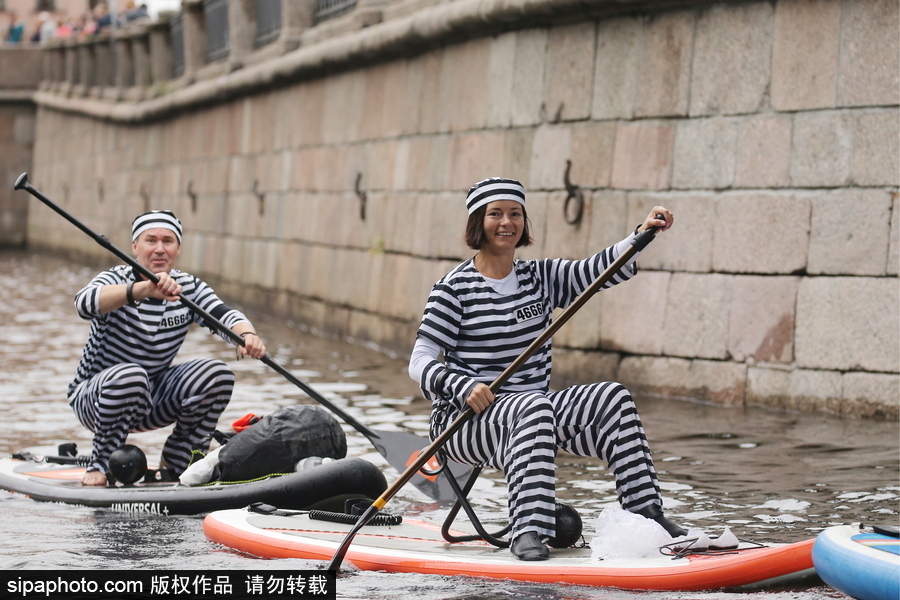 圣彼得堡上演槳板沖浪節 選手奇裝異服亮相歡樂搞笑