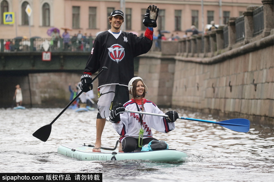 圣彼得堡上演槳板沖浪節 選手奇裝異服亮相歡樂搞笑