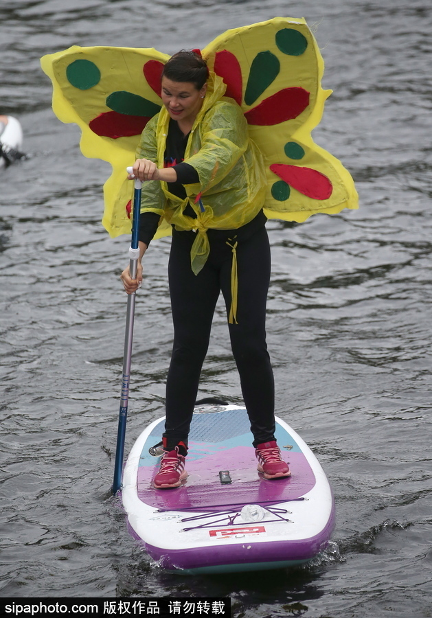 圣彼得堡上演槳板沖浪節(jié) 選手奇裝異服亮相歡樂搞笑