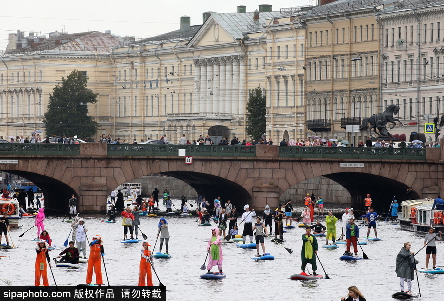 圣彼得堡上演槳板沖浪節(jié) 選手奇裝異服亮相歡樂(lè)搞笑