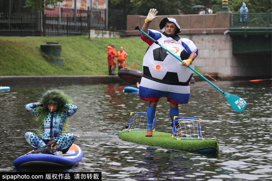圣彼得堡上演槳板沖浪節 選手奇裝異服亮相歡樂搞笑