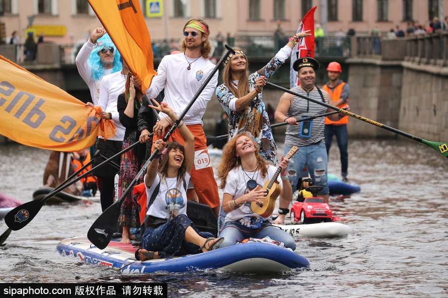 圣彼得堡上演槳板沖浪節 選手奇裝異服亮相歡樂搞笑