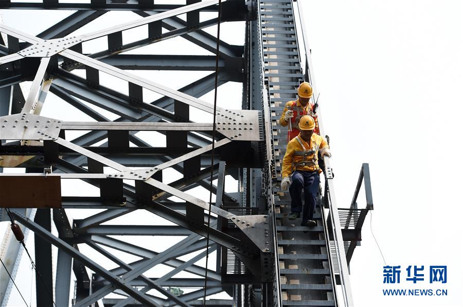 烈日下的“護橋衛士”