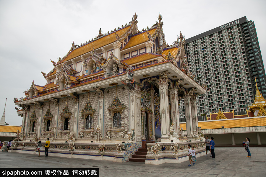 泰國曼谷一廟宇驚現超人、皮卡丘等動漫雕像 跨界裝飾創意無窮！