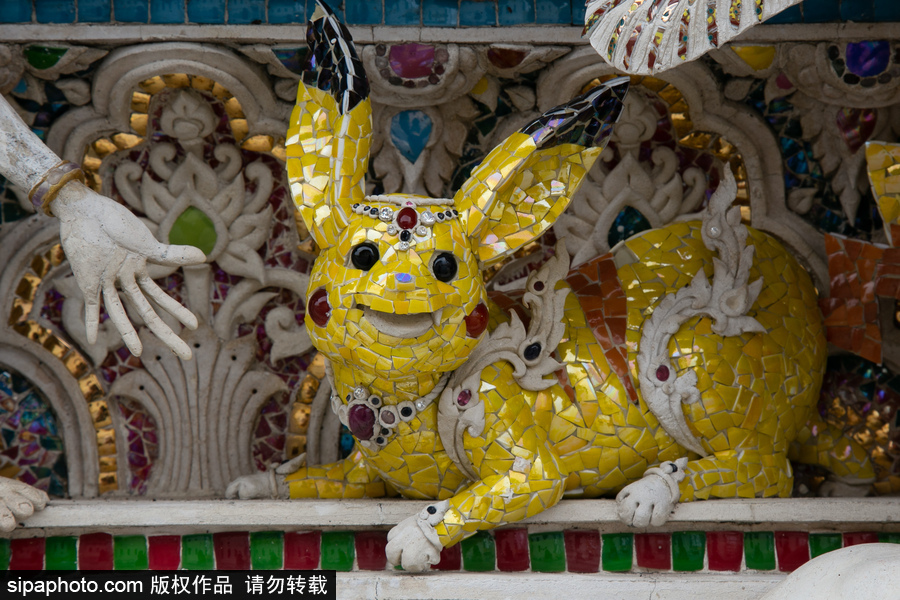 泰國曼谷一廟宇驚現超人、皮卡丘等動漫雕像 跨界裝飾創意無窮！