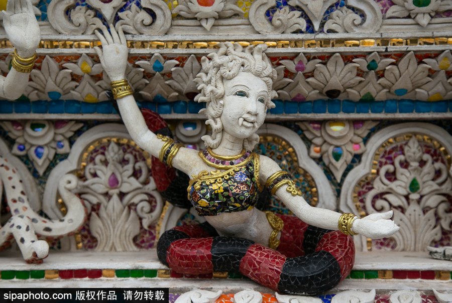 泰國曼谷一廟宇驚現超人、皮卡丘等動漫雕像 跨界裝飾創意無窮！