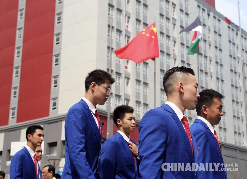 中國體育代表團在雅加達亞運村舉行升旗儀式