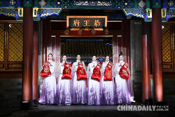 湘西用“傳統工藝+現代設計”煥發苗繡服飾活力