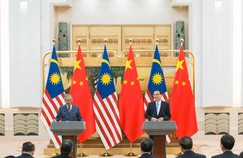 李克強(qiáng)與馬來(lái)西亞總理馬哈蒂爾共同會(huì)見(jiàn)記者