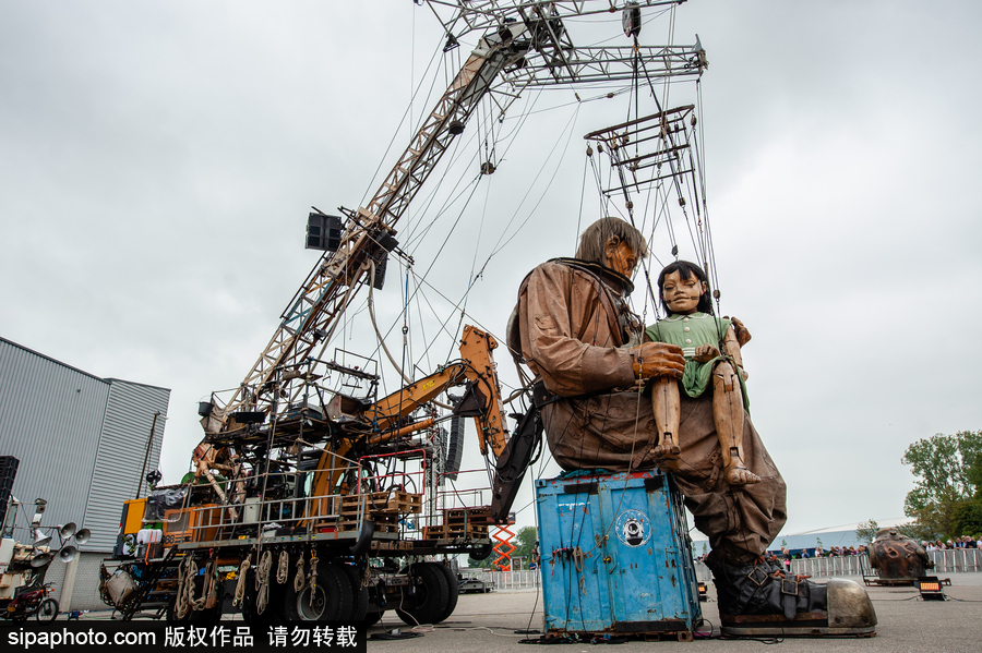 荷蘭呂伐登：巨人木偶飛現(xiàn)劇院門口 驚險創(chuàng)意表演看呆路人