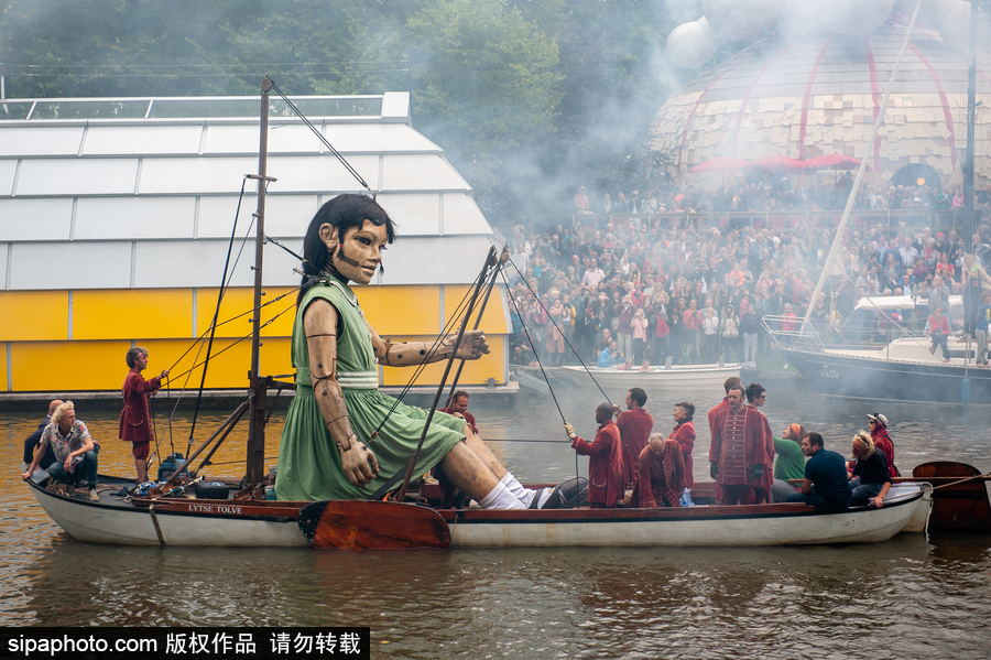 荷蘭呂伐登：巨人木偶飛現(xiàn)劇院門口 驚險創(chuàng)意表演看呆路人