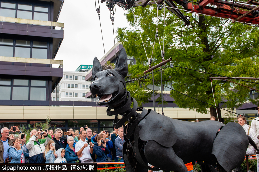 荷蘭呂伐登：巨人木偶飛現劇院門口 驚險創意表演看呆路人