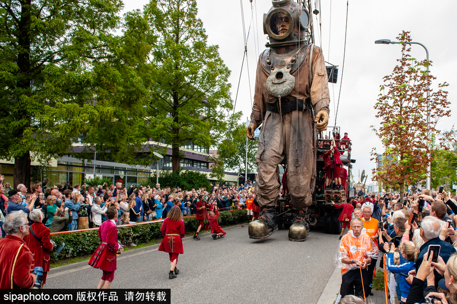 荷蘭呂伐登：巨人木偶飛現劇院門口 驚險創意表演看呆路人