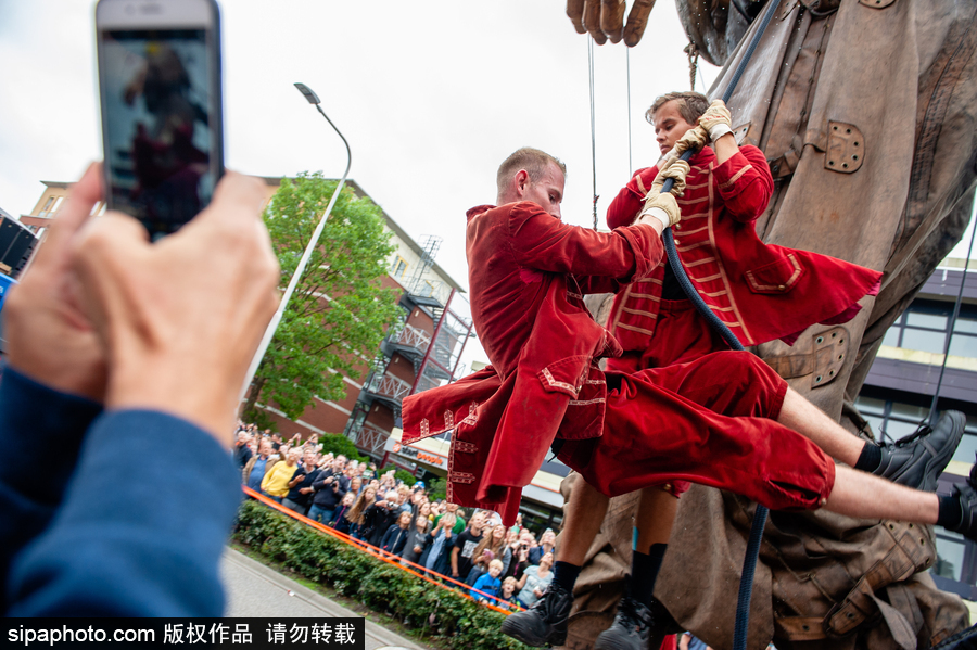 荷蘭呂伐登：巨人木偶飛現劇院門口 驚險創意表演看呆路人
