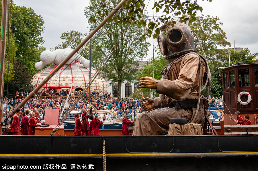 荷蘭呂伐登：巨人木偶飛現劇院門口 驚險創意表演看呆路人