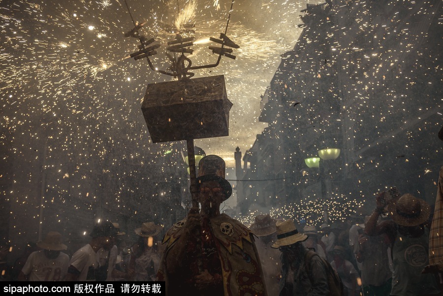西班牙錫切斯狂歡節(jié)：創(chuàng)意煙火秀點(diǎn)亮夜空嗨翻全場
