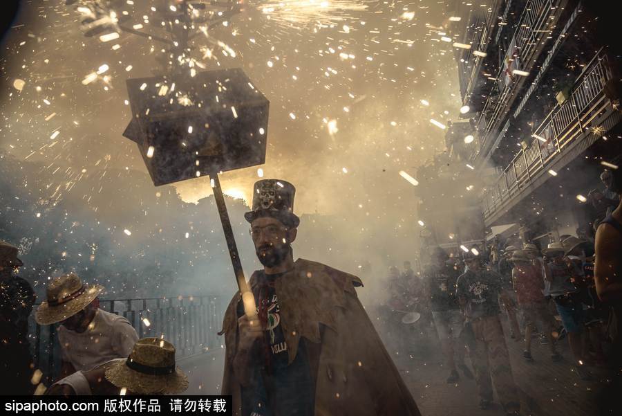 西班牙錫切斯狂歡節(jié)：創(chuàng)意煙火秀點(diǎn)亮夜空嗨翻全場(chǎng)